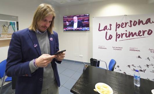 El secretario general de Podemos Castilla y León, Pablo Fernández, sigue la evolución del recuento de votos de las elecciones generales desde la sede de la formación en Valladolid.