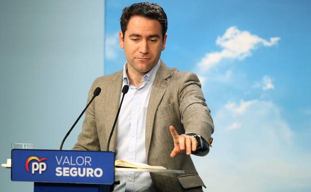 El secretario general del Partido Popular Teodoro García, durante su comparecencia en rueda de prensa.