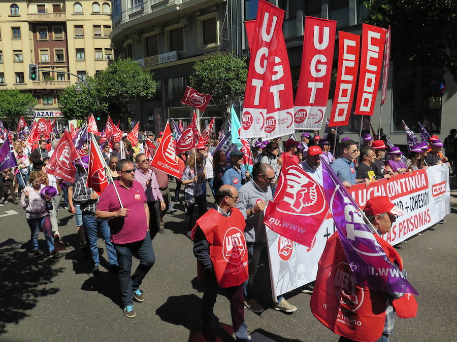 Sindicatos, partidos políticos y colectivos salen a la calle en León capital este 1 de Mayo para celebrar y reivindicar en el Día del Trabajador, con esperanza en la victoria socialista pero con recelos sobre posibles pactos con el liberalismo