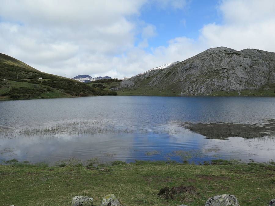 En el triángulo formado entre Isoba, Puebla de Lillo y Cofiñal, el Lago de Isoba y sus cascadas ofrecen un paisaje increíble formado por un antiguo glaciar