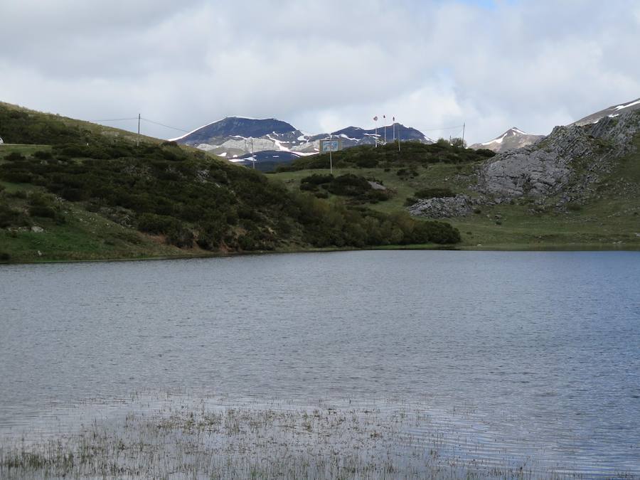 En el triángulo formado entre Isoba, Puebla de Lillo y Cofiñal, el Lago de Isoba y sus cascadas ofrecen un paisaje increíble formado por un antiguo glaciar