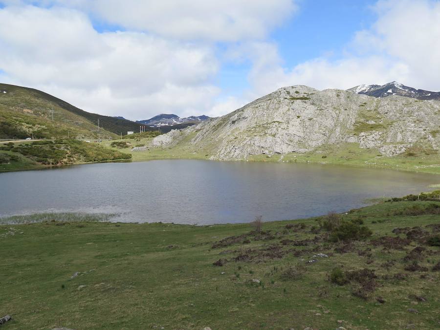 En el triángulo formado entre Isoba, Puebla de Lillo y Cofiñal, el Lago de Isoba y sus cascadas ofrecen un paisaje increíble formado por un antiguo glaciar