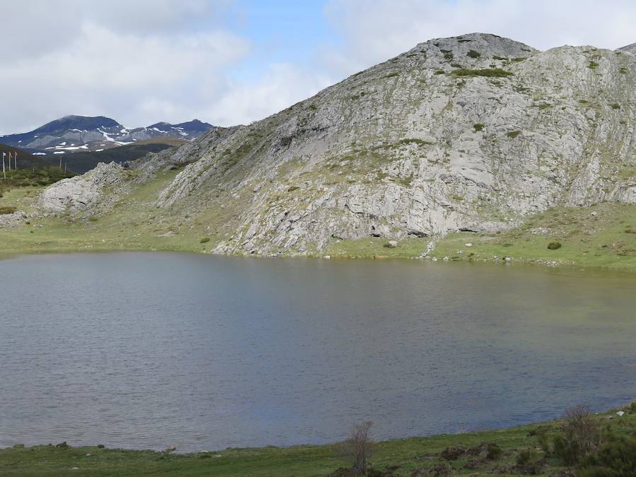 En el triángulo formado entre Isoba, Puebla de Lillo y Cofiñal, el Lago de Isoba y sus cascadas ofrecen un paisaje increíble formado por un antiguo glaciar