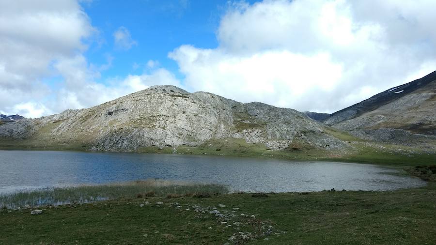 En el triángulo formado entre Isoba, Puebla de Lillo y Cofiñal, el Lago de Isoba y sus cascadas ofrecen un paisaje increíble formado por un antiguo glaciar