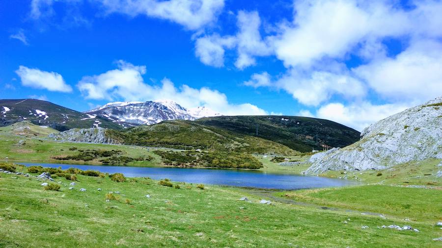 En el triángulo formado entre Isoba, Puebla de Lillo y Cofiñal, el Lago de Isoba y sus cascadas ofrecen un paisaje increíble formado por un antiguo glaciar