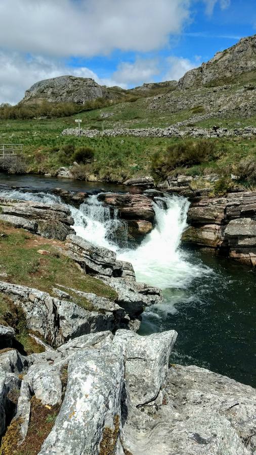 En el triángulo formado entre Isoba, Puebla de Lillo y Cofiñal, el Lago de Isoba y sus cascadas ofrecen un paisaje increíble formado por un antiguo glaciar