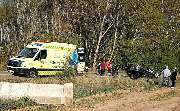 El vehículo volcó al salirse de la vía. 