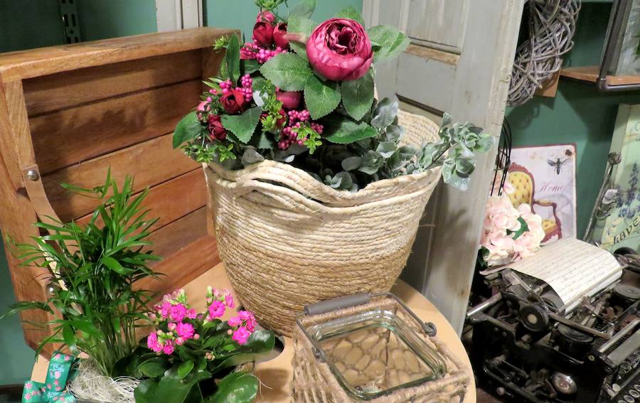 Flores, plantas y regalos a precios inigualables con los que sorprender con un regalo sorprendente y original en este Día de la madre. Cualquier regalo para decoración del hogar está disponible en 'El Capricho'. 