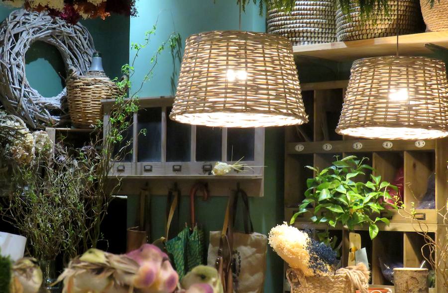 Flores, plantas y regalos a precios inigualables con los que sorprender con un regalo sorprendente y original en este Día de la madre. Cualquier regalo para decoración del hogar está disponible en 'El Capricho'. 