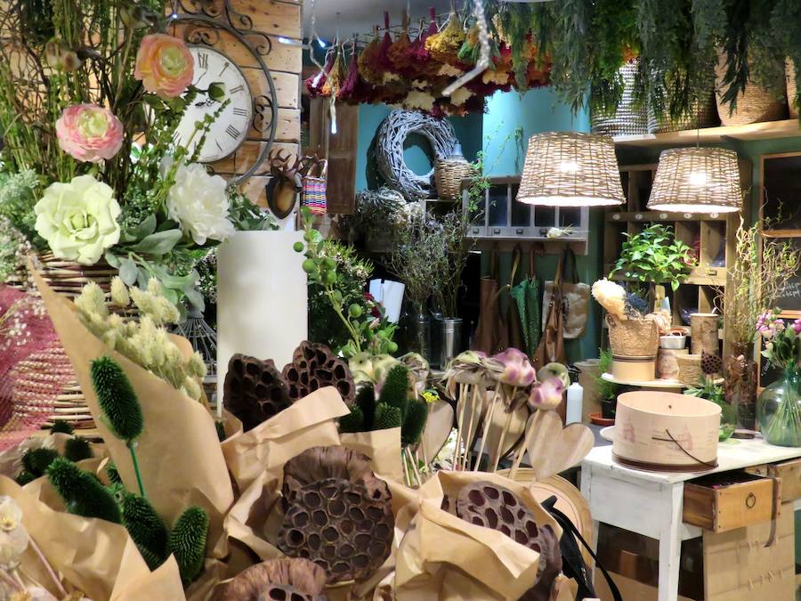 Flores, plantas y regalos a precios inigualables con los que sorprender con un regalo sorprendente y original en este Día de la madre. Cualquier regalo para decoración del hogar está disponible en 'El Capricho'. 