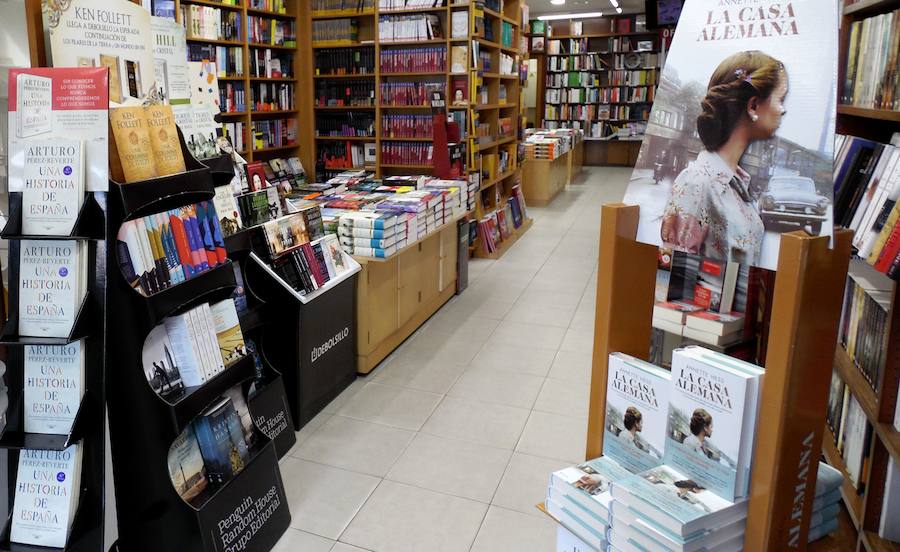 Un mundo mágico se abre al cruzar la puerta de la Librería Pastor (Santo Domingo). Allí, en sus estantes se amontonan, cientos, miles de libros esperando a ser descubiertos. 