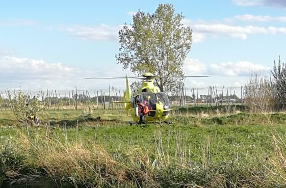 Fotos: Tres heridos en el vuelco de un coche en la LE-5503 entre Llamas de la Ribera y Quintanilla