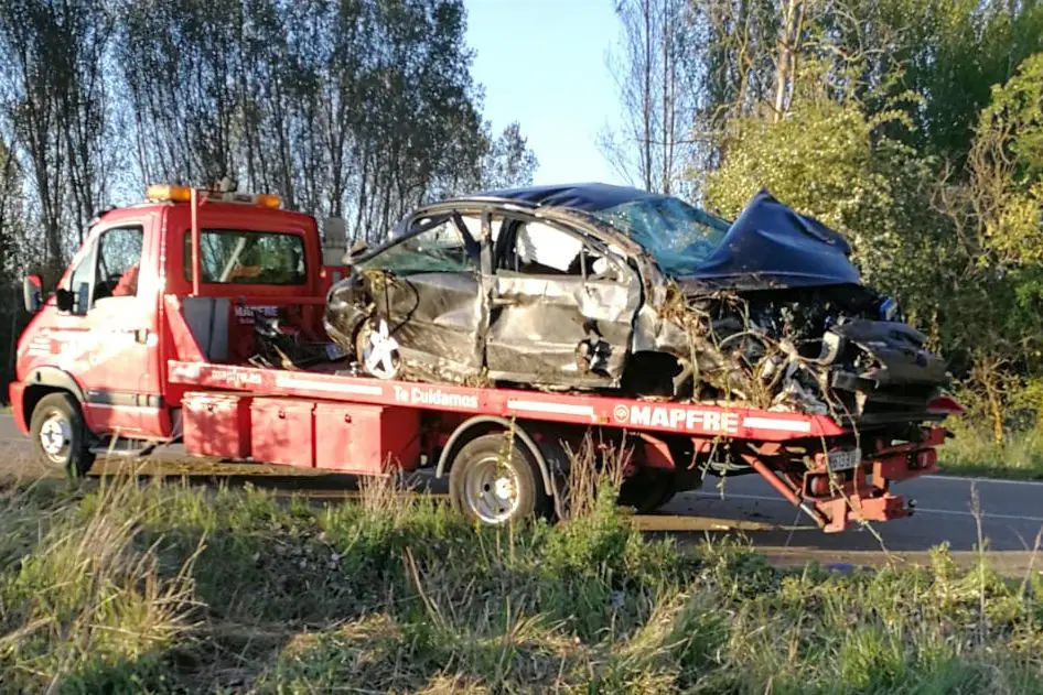 Fotos: Tres heridos en el vuelco de un coche en la LE-5503 entre Llamas de la Ribera y Quintanilla