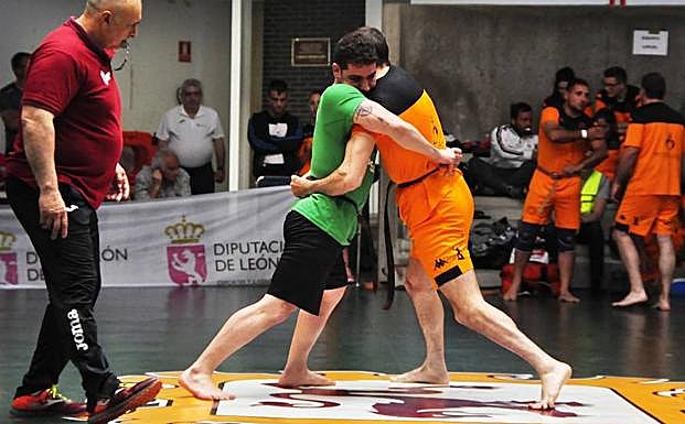 Un instante de la lucha.