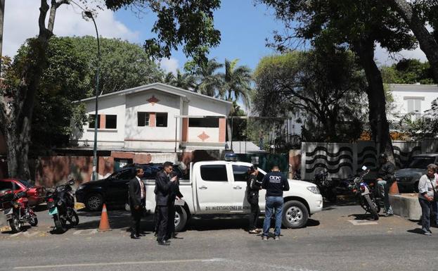 Investigaciones de homicidios en el exterior de la clínica Ávila, donde fallecieron dos adolescentes tras las protestas del jueves en Caracas (Venezuela).