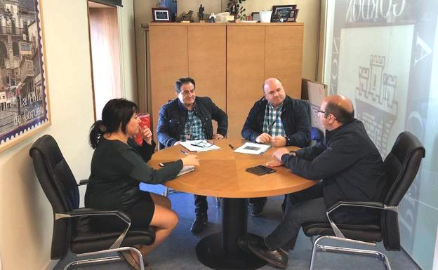 El Ayuntamiento de La Pola de Gordón se reúne con Telefónica para llevar a cabo el plan de Despliegue de fibra óptica