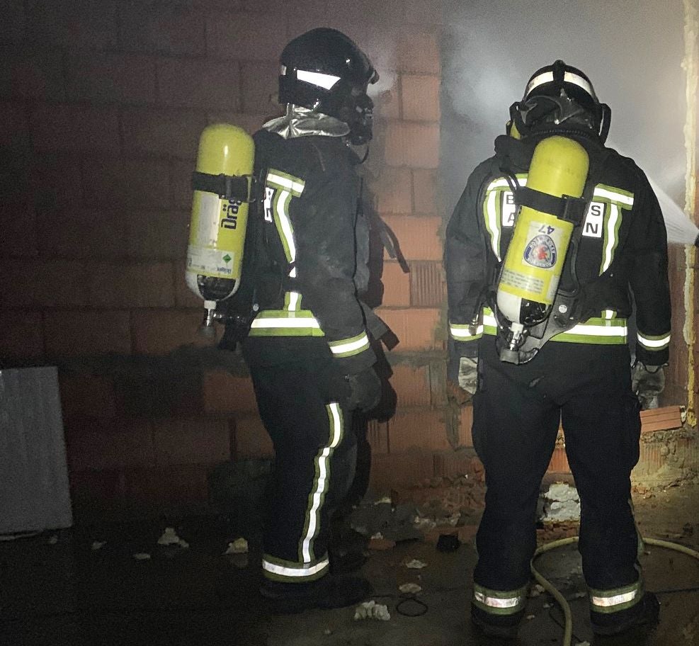 La intervención de Bomberos León, que se extendió hasta primera hora de la madrugada de este viernes, evita que las llamas se alcancen a otras casas próximas | La Guardia Civil investiga el incendio ante la posibilidad de que tuviera un origen ilícito