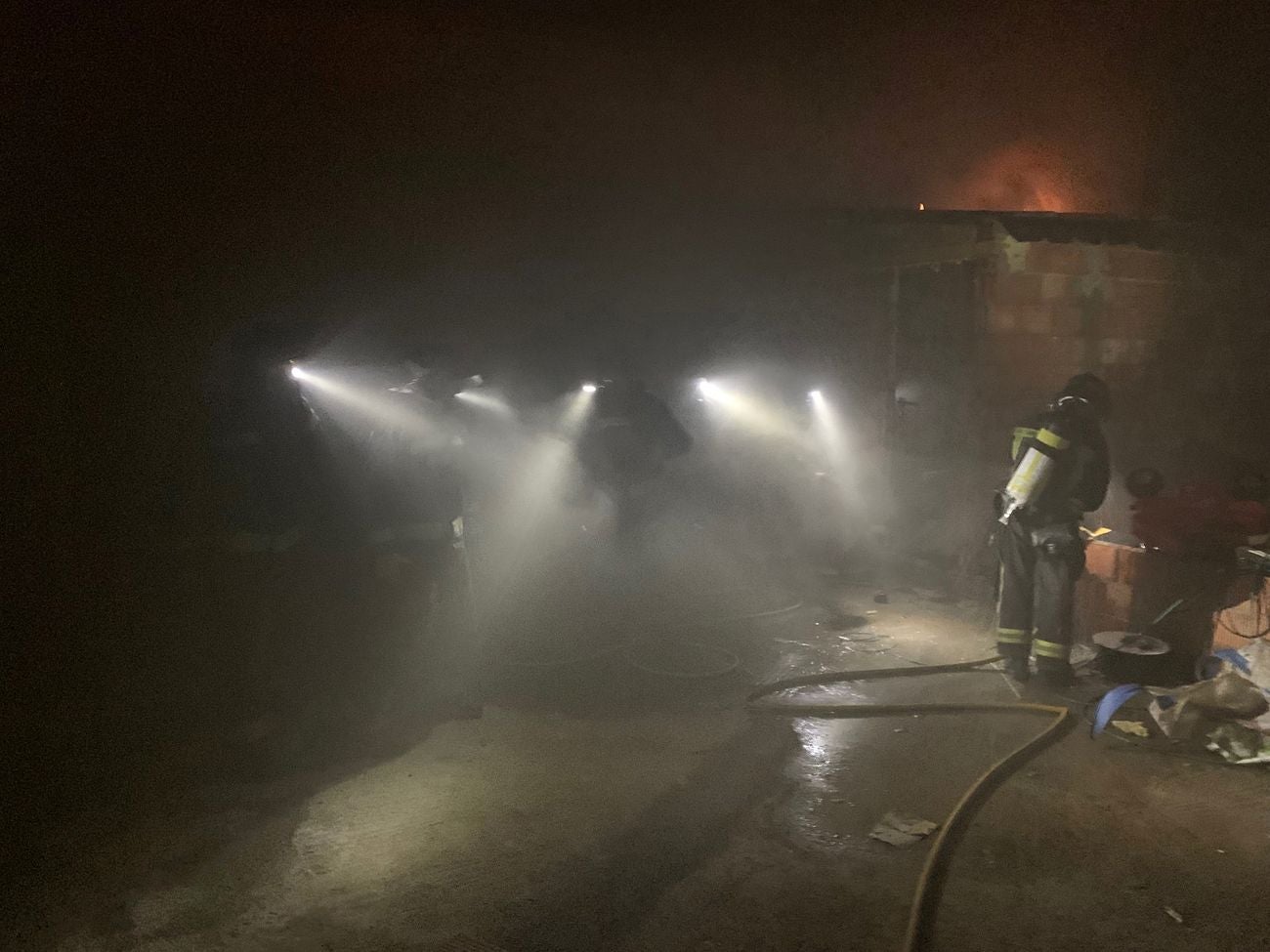 La intervención de Bomberos León, que se extendió hasta primera hora de la madrugada de este viernes, evita que las llamas se alcancen a otras casas próximas | La Guardia Civil investiga el incendio ante la posibilidad de que tuviera un origen ilícito