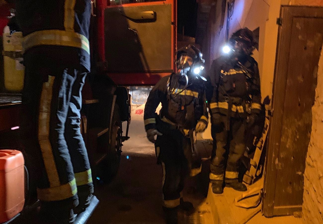 La intervención de Bomberos León, que se extendió hasta primera hora de la madrugada de este viernes, evita que las llamas se alcancen a otras casas próximas | La Guardia Civil investiga el incendio ante la posibilidad de que tuviera un origen ilícito