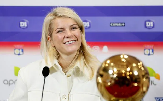 Ada Hegerberg, con su Balón de Oro en una rueda de prensa en Lyon
