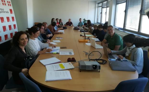 Científicos de las universidades de León, Santiago de Compostela, Valladolid y Valencia durante la reunión celebrada en el Campus de Ponferrada.