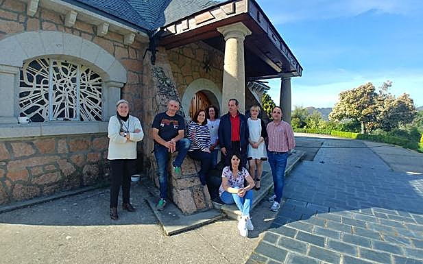 Los candidatos Secundina Vázquez, Pedro García, Noemí Fernández y José Alberto Domínguez, junto a la cabeza de lilsta a la Junta Vecinal de las Vegas de Yeres, María Teresa Rodríguez.