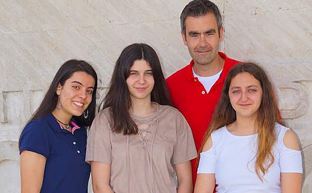 Las ganadoras junto a su profesor.