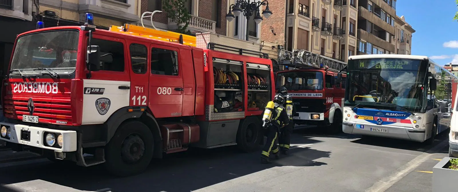 El incendio en una cafetería en Ordoño II obliga a intervenir a Bomberos León