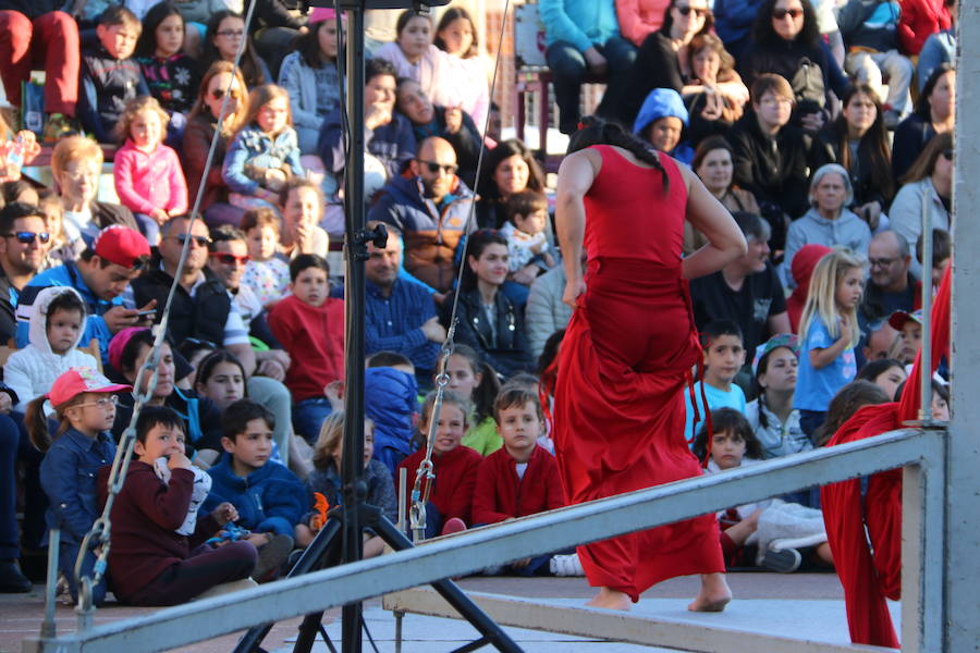 El espectáculo 'Soy ellas' de la compañía Rojo telón triunfa en el Festival de Circo de Villaquilambre con impresionantes acrobacias en el suelo y una escenografía completa con diferentes elementos en las alturas