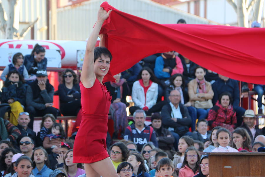 El espectáculo 'Soy ellas' de la compañía Rojo telón triunfa en el Festival de Circo de Villaquilambre con impresionantes acrobacias en el suelo y una escenografía completa con diferentes elementos en las alturas