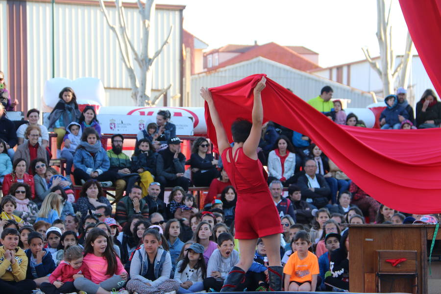 El espectáculo 'Soy ellas' de la compañía Rojo telón triunfa en el Festival de Circo de Villaquilambre con impresionantes acrobacias en el suelo y una escenografía completa con diferentes elementos en las alturas