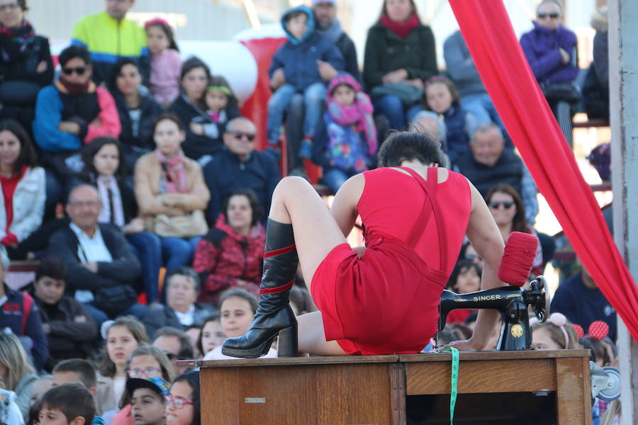 El espectáculo 'Soy ellas' de la compañía Rojo telón triunfa en el Festival de Circo de Villaquilambre con impresionantes acrobacias en el suelo y una escenografía completa con diferentes elementos en las alturas