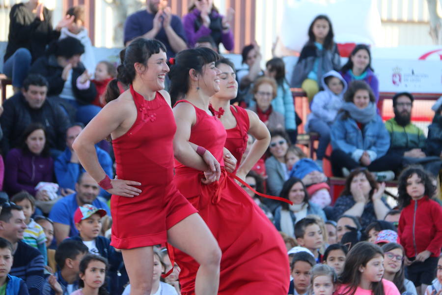 El espectáculo 'Soy ellas' de la compañía Rojo telón triunfa en el Festival de Circo de Villaquilambre con impresionantes acrobacias en el suelo y una escenografía completa con diferentes elementos en las alturas