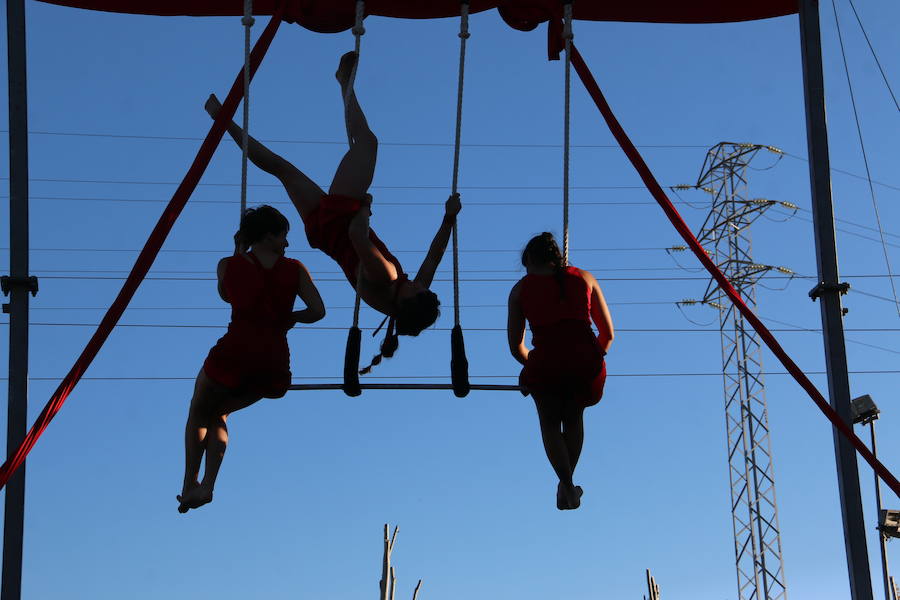 El espectáculo 'Soy ellas' de la compañía Rojo telón triunfa en el Festival de Circo de Villaquilambre con impresionantes acrobacias en el suelo y una escenografía completa con diferentes elementos en las alturas