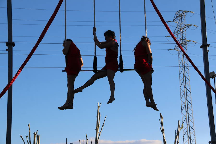 El espectáculo 'Soy ellas' de la compañía Rojo telón triunfa en el Festival de Circo de Villaquilambre con impresionantes acrobacias en el suelo y una escenografía completa con diferentes elementos en las alturas