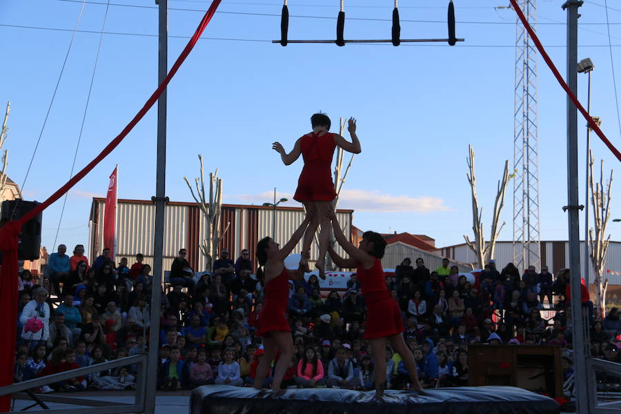 El espectáculo 'Soy ellas' de la compañía Rojo telón triunfa en el Festival de Circo de Villaquilambre con impresionantes acrobacias en el suelo y una escenografía completa con diferentes elementos en las alturas