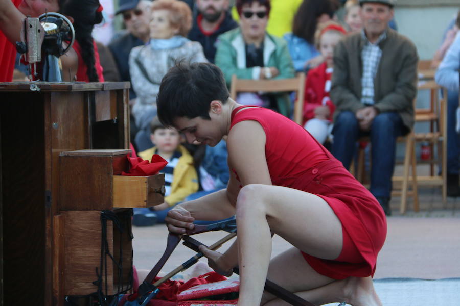 El espectáculo 'Soy ellas' de la compañía Rojo telón triunfa en el Festival de Circo de Villaquilambre con impresionantes acrobacias en el suelo y una escenografía completa con diferentes elementos en las alturas