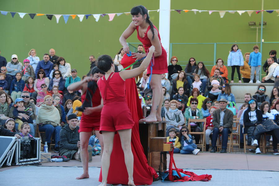 El espectáculo 'Soy ellas' de la compañía Rojo telón triunfa en el Festival de Circo de Villaquilambre con impresionantes acrobacias en el suelo y una escenografía completa con diferentes elementos en las alturas