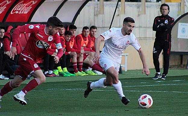 Un instante del partido en el Reino de León.