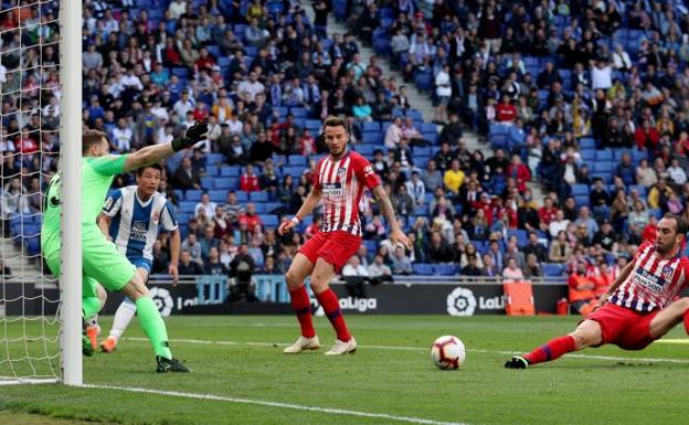 Diego Godín intenta despejar y marca en propia puerta en Cornellà. 