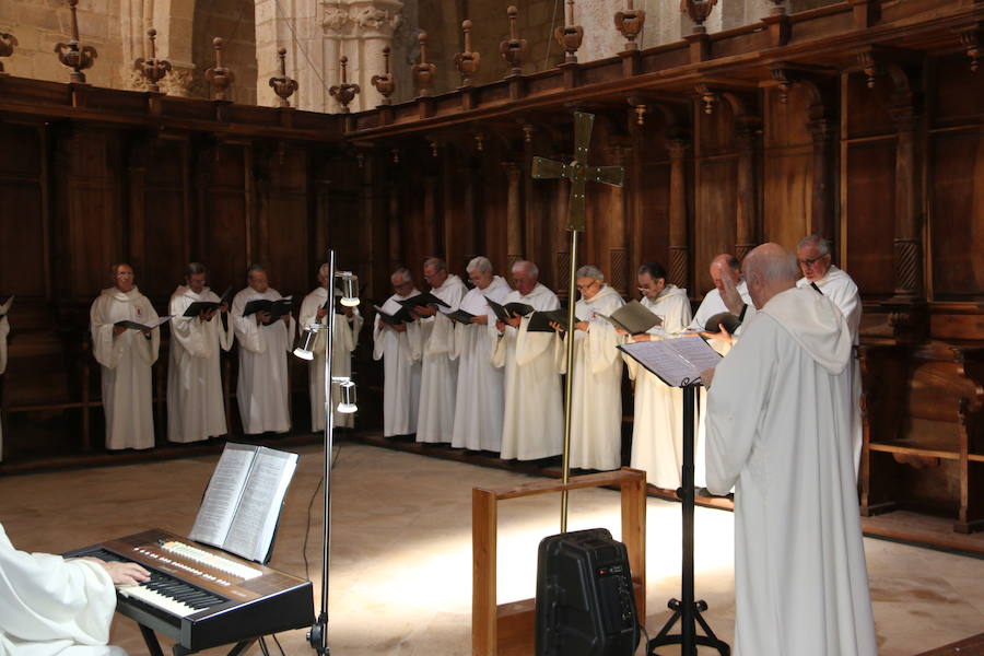 Fotos: El canto de Vísperas vuelve a Sandoval