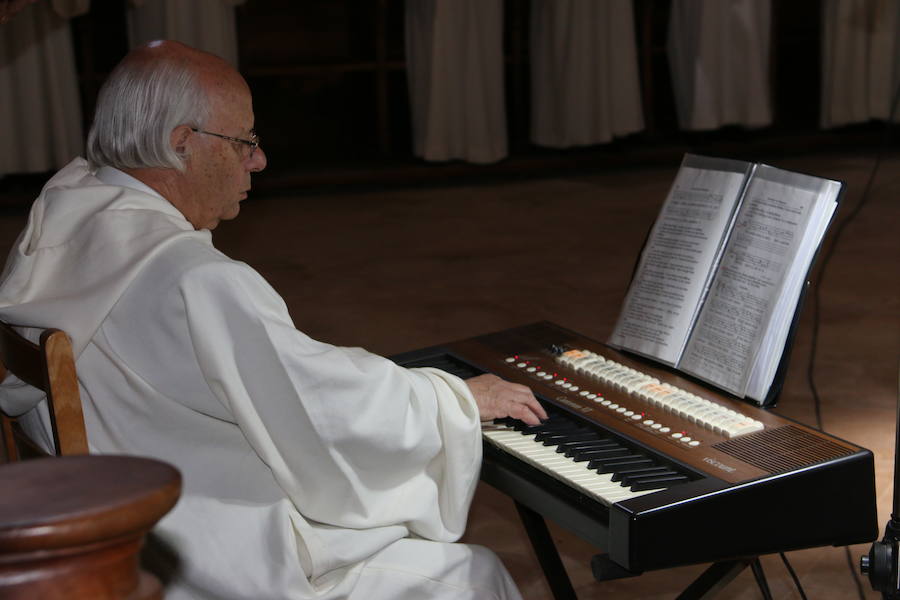 Fotos: El canto de Vísperas vuelve a Sandoval