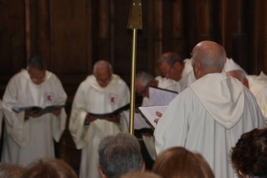 Fotos: El canto de Vísperas vuelve a Sandoval
