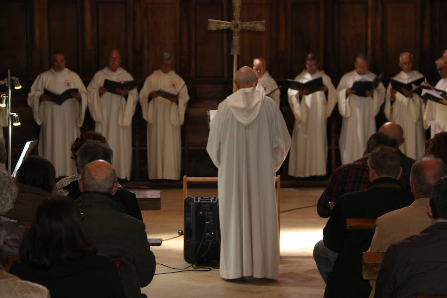 Fotos: El canto de Vísperas vuelve a Sandoval