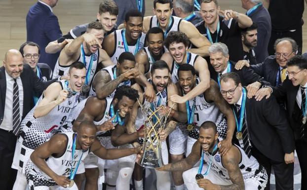 Los jugadores y el cuerpo técnico de la Virtus celebran el título. 