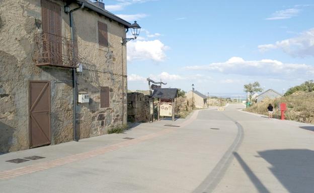 Imagen del tramo pavimentado a su paso por Santa Colomba de Somoza. 