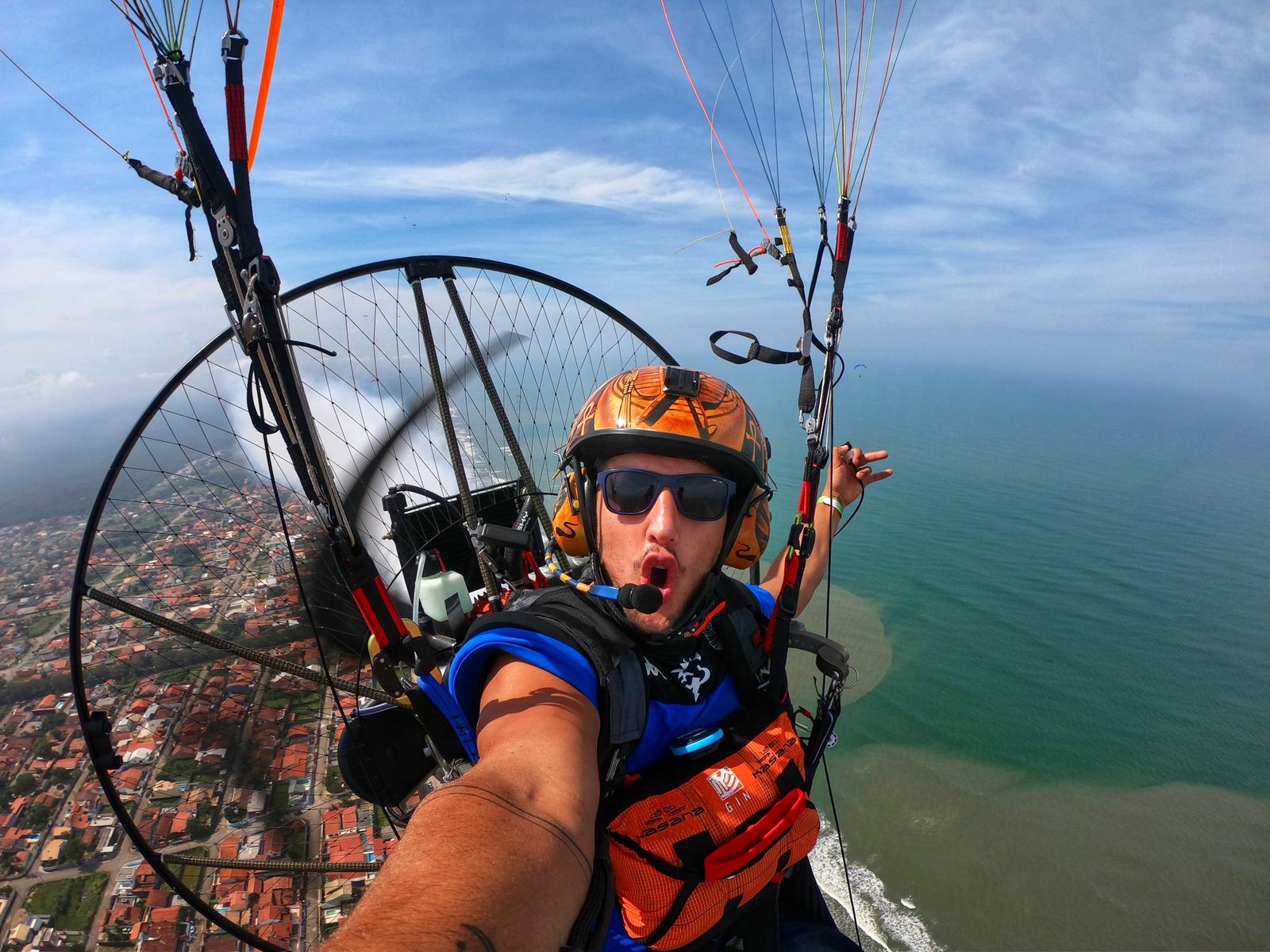 El leonés Víctor Rodríguez 'Moncho', junto con más de 300 pilotos de paramotores colorearon el cielo de Itanhaém, en el litoral de São Paulo, para conseguir batir un record, el de mayor número de personas volando juntas.