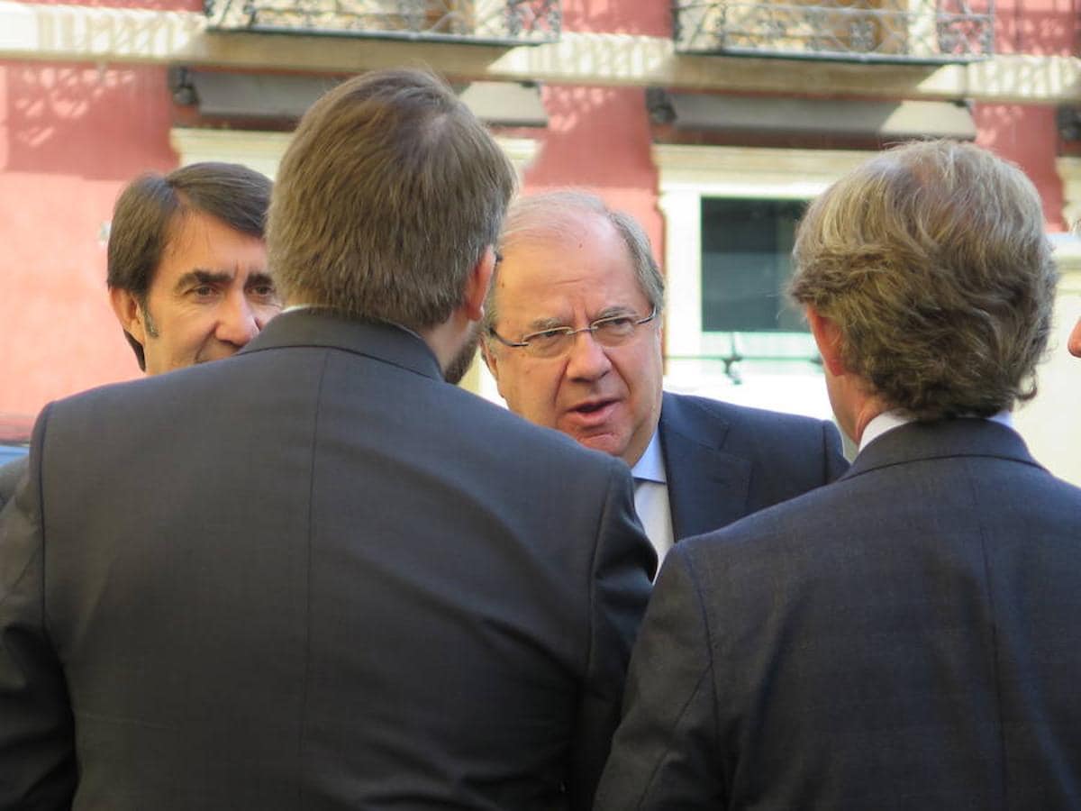 En un marco histórico como el Palacio del Conde Luna, el presidente de la Junta de Castilla y León, Juan Vicente Herrera, abre el I Encuentro Parlamentario España-Estados Unidos, en el que abordar las bases de encuentro entre culturas y sociedades