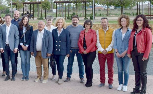 Algunos de los asistentes al acto junto a Javier Cendón.