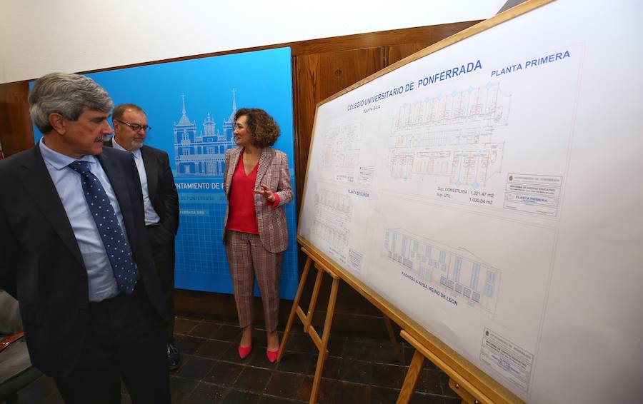 El consejero de Educación, Fernando Rey (I), junto a la alcaldesa de Ponferrada, Gloria Fernández Merayo, y el rector de la Universidad de León (ULE), Juan Francisco García Marín (D), durante la firma del convenio de colaboración entre el Consistorio y la institución académica